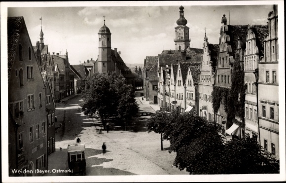 Ak Weiden in der Oberpfalz Beieren, straatgedeelte, plein bij de kerk, huizen met puntgevel