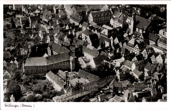 Ak Dillingen an der Donau , Luftaufnahme von Dillingen, alte Architektur, schwarze und weiße Foto