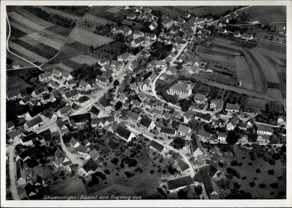 Ak Schwenningen am Heuberg Baden, Luftaufnahme, Dorfansicht, Häuser, Felder, Straßen