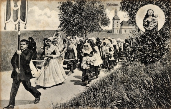 Postcard Ralbitz Rosenthal Oberlausitz, pilgrims in traditional costume, miraculous image