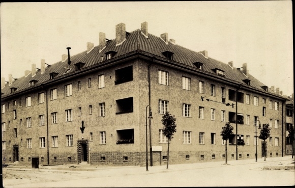 Photo Postcard Berlin Lichtenberg Hohenschönhausen, residential building, Hedwigstrasse 2