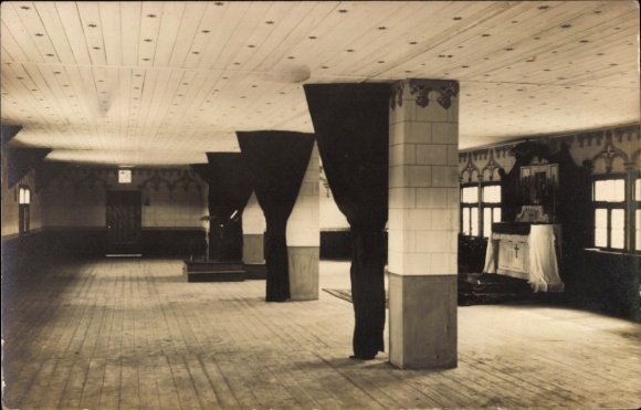 Ak Güstrow in Mecklenburg, Innenansicht mit Altar