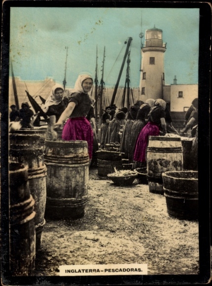Photo Great Britain, Pescadoras, fishermen in the harbour, fish sellers, lighthouse