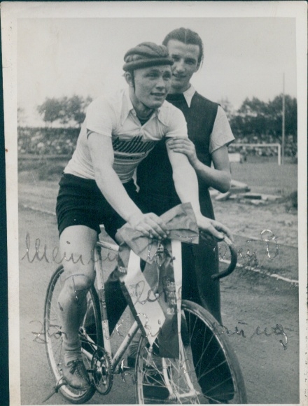 Photo cyclist on the racing bike, portrait