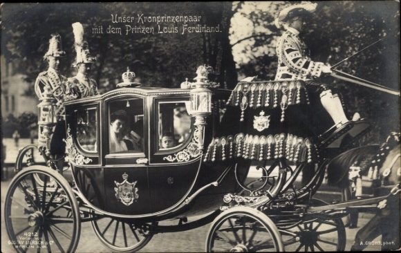 Ak Kronprinzenpaar von Preußen mit Prinz Louis Ferdinand in einer Kutsche, Gustav Liersch 4212