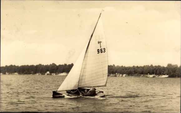 Ak Lohsa in der Oberlausitz, Knappensee, Segelboot auf See, Nummer 963, Wald im Hintergrund