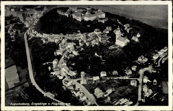 Ak Augustusburg im Erzgebirge, Luftaufnahme von  Erzgebirge, Häuser, Straßen