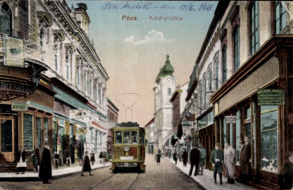 KP Pécs Fünfkirchen Węgry, widok z ulicy z tramwajem