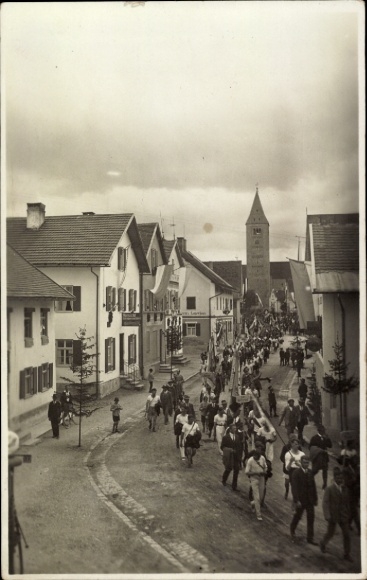 Foto Ak Obergünzburg im Allgäu, Straßenpartie, Kirche, Festzug