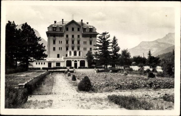 Postcard Briançon Briancon Hautes-Alpes, Hôtel Treminus, large buildings, landscape in the background, trees