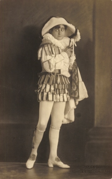 Photo Postcard portrait of a man in theater costume