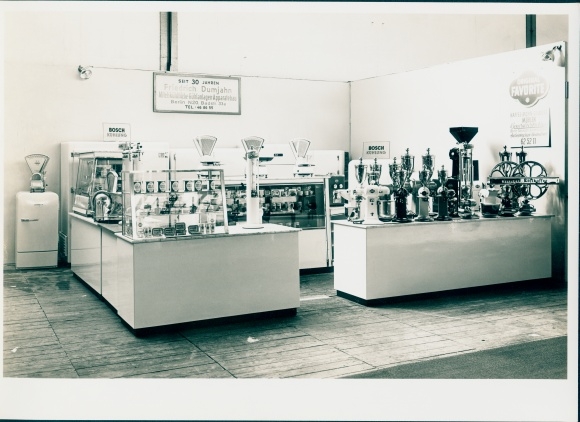 Zdjęcie stoiska targowego, Friedrich Dumjahn, waga, młynek do kawy, Bosch, wrzesień 1954