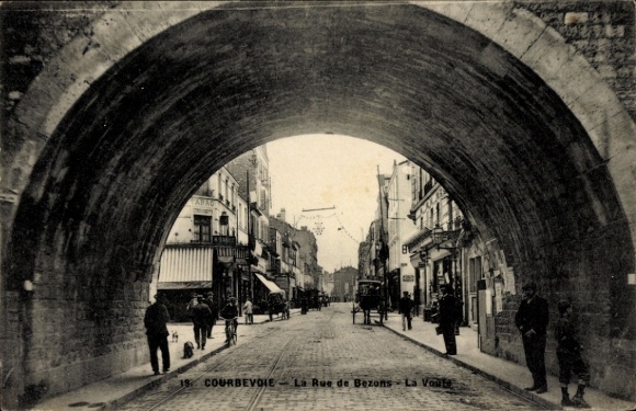 Postcard Courbevoie Hauts de Seine, Rue de Bezons, Le Voute