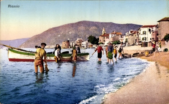 Ak Alassio Liguria, Strand, Boote, Menschen im Wasser, Häuser am Ufer, Berg im Hintergrund