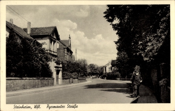 Ak Steinheim in Westfalen, Pyrmonter Straße, sonniger Tag, ein Mann auf der Straße,  Architektur