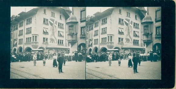 Stereo photo Bern city Switzerland, spectators look at the carillon