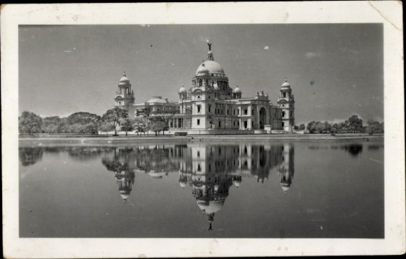 Ak Calcutta Kolkata Kalkutta Indien, Schwarz-Weiß-Foto eines großen Gebäudes, Wasserreflexion, ke