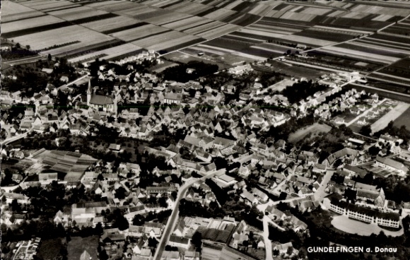 Ak Gundelfingen an der Donau Schwaben, Luftaufnahme von Gundelfingen, Felder im Hintergrund, Kirc