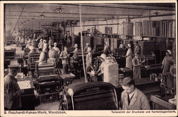 Ansichtkaart Hamburg, gedeeltelijk zicht op de drukkerij- en kartonfabriek, machines, arbeiders, opzichters