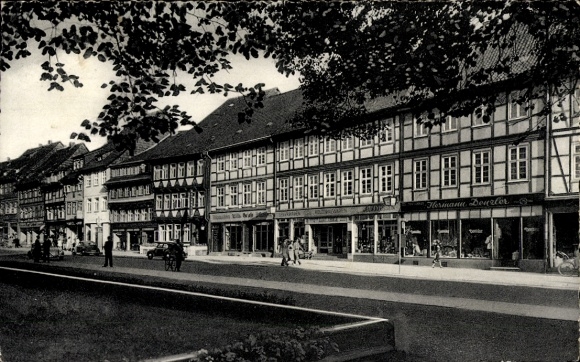KP Northeim w Dolnej Saksonii, widok na miasto, domy z muru pruskiego, sklepy, rowery, ludzie