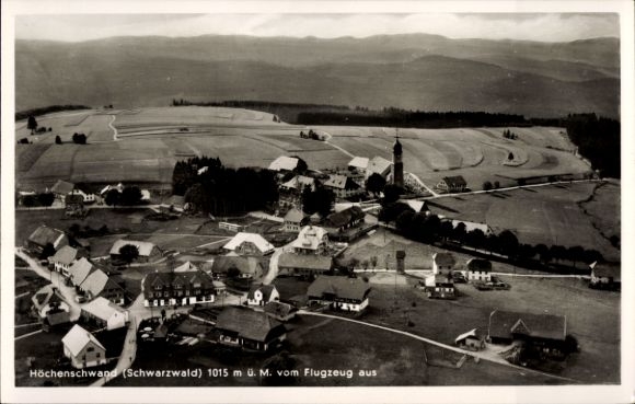 Ak Höchenschwand im Schwarzwald, Höchenschwand (Schwarzwald) 1015 m ü. M. vom Flugzeug aus