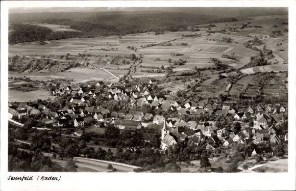 Ak Sennfeld Adelsheim in Baden, Luftaufnahme von Sennfeld, ländliche Landschaft, viele Dächer