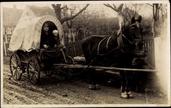 Photo Postcard Secondschen Mehna in the Altenburger Land Thuringia, horse-drawn cart, covered wagon, man and child