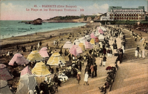 Ak Biarritz Pyrénées Atlantiques, strand, nieuwe boulevard, veel mensen, parasols