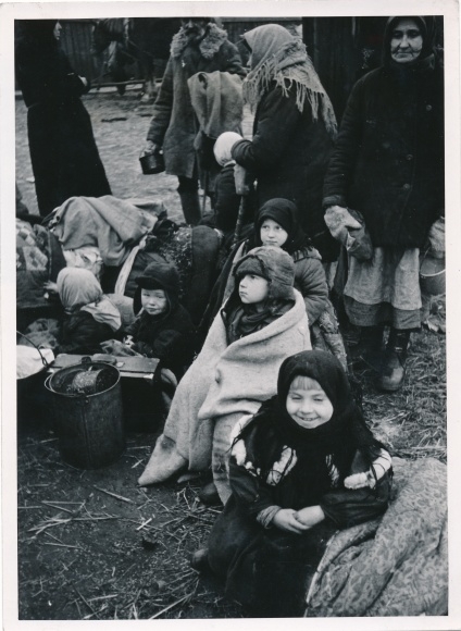 Photo Šiauliai Schaulen Lithuania, children and old women, war refugees