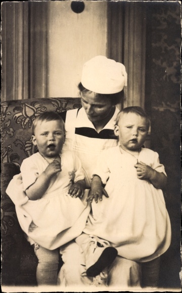 Photo Postcard twin princesses of Hohenzollern Sigmaringen, Maria Antonia, Maria Adelgunde, 1922