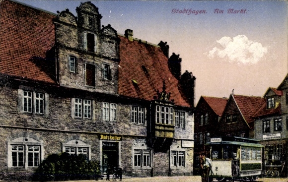 Postcard Stadthagen in Lower Saxony, Am Markt, Ratskeller, Pferdebahn