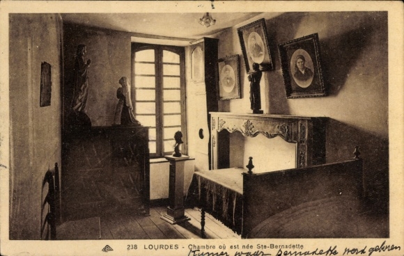 Ak Lourdes Hautes Pyrénées, Zimmer von Ste-Bernadette, Statuen, Fenster, Kamin