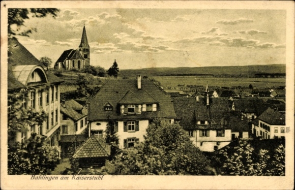 KP Bahlingen am Kaiserstuhl, widok z lotu ptaka na Bahlingen, kościół w tle, stare budynki