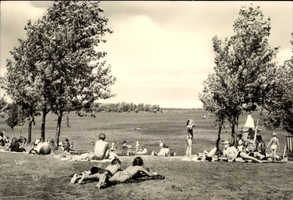 Postcard Knappenrode Hoyerswerda in Upper Lusatia, bathers at the Knappensee, meadow, trees, summertime