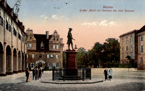 Postcard Dessau in Saxony-Anhalt, Great Market, monument of the old Dessau, people, buildings
