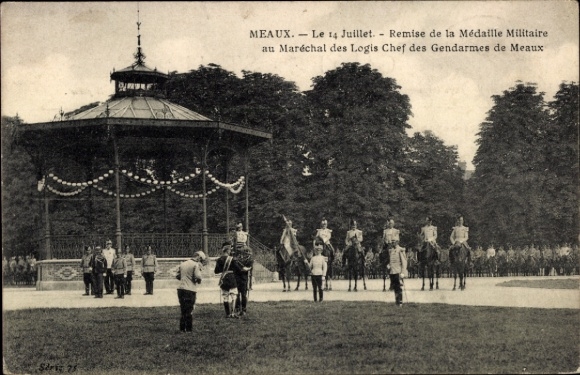 Ak Meaux Seine-et-Marne, Remise de la Medaille Militaire au Marechal des Logis Chef des Gendarmes