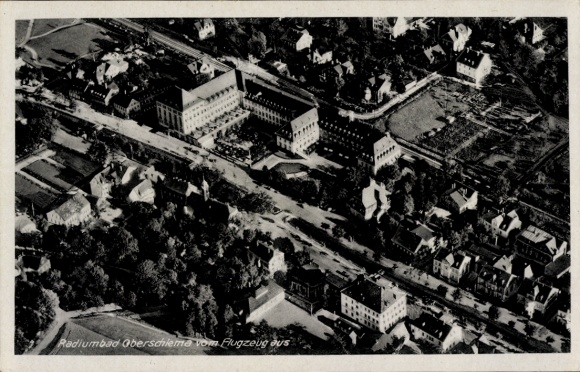 Ak Oberschlema Bad Schlema im Erzgebirge, Luftaufnahme, Radiumbad  Gebäude, Straßen, Bäume
