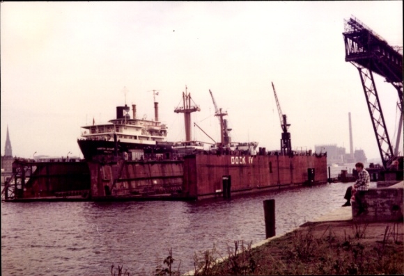 Photo Hamburg Mitte old town, harbor - ship in floating dock IV Blohm + Voss