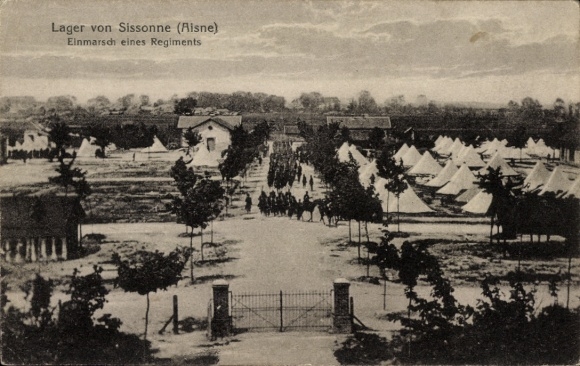 Postcard Sissonne Aisne, camp of entry of a regiment, tents, soldiers