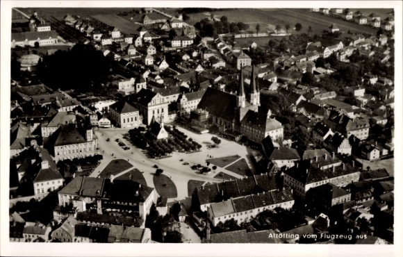 Ak Altötting in Opper-Beieren, luchtfoto van het marktplein met kerk