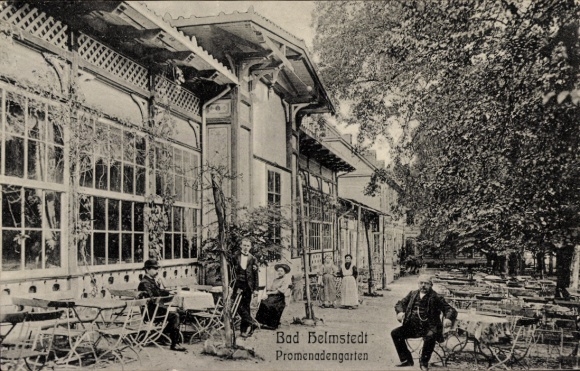 KP Helmstedt w Dolnej Saksonii, Ogród Promenadowy, ludzie, stoły, drzewa,