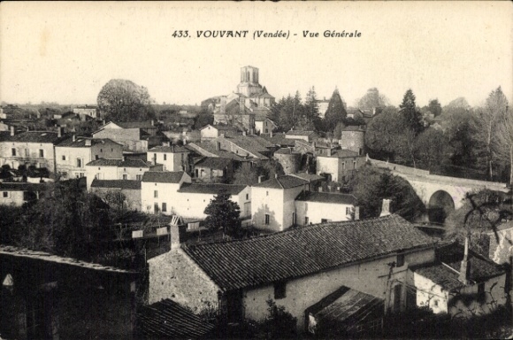 Postcard Vouvant Vendée, view of church, houses, trees, rural surroundings