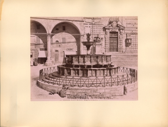 foto rond 1880, Perugia Umbrië, Fontana Maggiore, verkoopster
