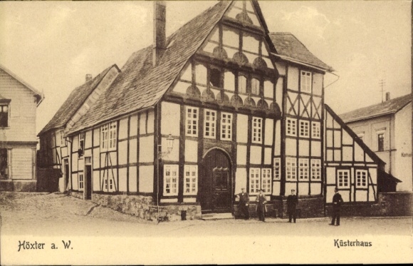 KP Höxter nad Wezerą, dom zakrystiana, dom z muru pruskiego, zabytkowa architektura, ludzie na ulicy...