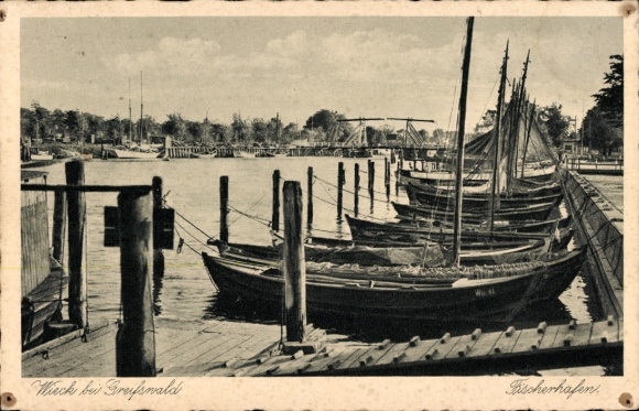 Ak Hansestadt Greifswald, Blick auf den Hafen, Fischerboote, Holzsteg, ruhige Wasseroberfläche