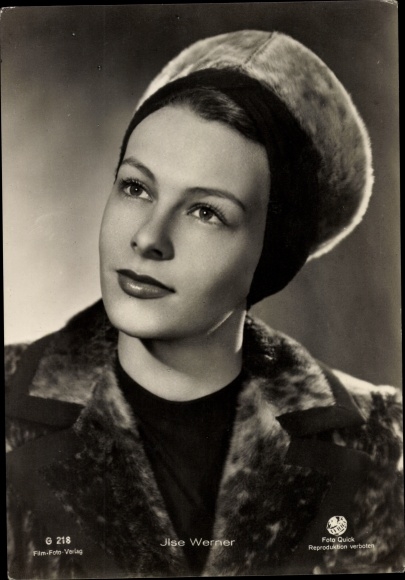 Postcard actress Ilse Werner, portrait with fur cap, coat, Film Photo Verlag G 218