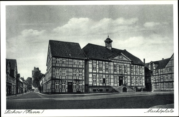 Postcard Lüchow im Wendland, lot at the market square, half-timbered houses