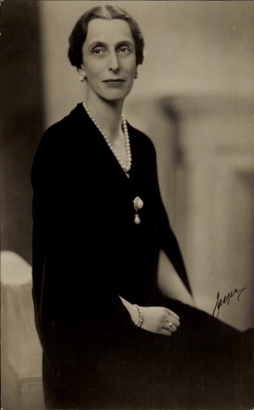 Postcard Crown Princess Louise of Sweden, portrait