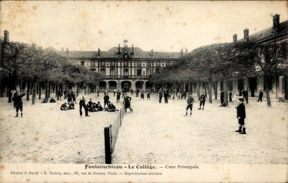 Ak Fontainebleau Seine et Marne, Historische Architektur, Schulgebäude, Hofansicht, Menschen, Bäu