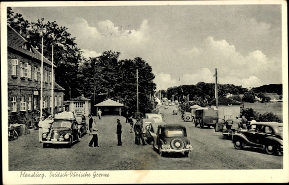 Ak Flensburg in Schleswig Holstein,  Deutsch-Dänische Grenze, Straße mit Autos und Leuten